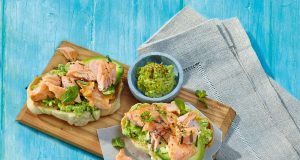 Frühlingshaft leicht und lecker genießen: Fisch gehört in jedem Fall dazu - zum Beispiel mit Lachs auf geröstetem Brioche mit Avocado und Minze. Foto: djd/COSTA Meeresspezialitäten