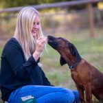 Leckerlis: "Gut gemacht": Über ein Leckerli zur Belohnung freut sich jeder Hund. Foto: djd/Christopherus