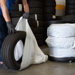 Auf Nummer sicher geht, wer den Reifenwechsel einem Profi in der Werkstatt überlässt. Dort gibt es auch Aufbewahrungstaschen, in denen die abmontierten Winterreifen sauber und bequem transportiert werden können.