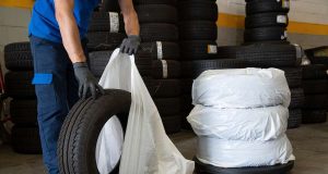 Auf Nummer sicher geht, wer den Reifenwechsel einem Profi in der Werkstatt überlässt. Dort gibt es auch Aufbewahrungstaschen, in denen die abmontierten Winterreifen sauber und bequem transportiert werden können.