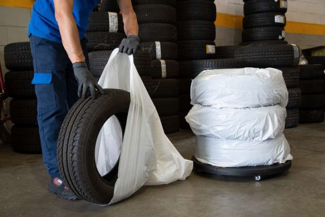 Auf Nummer sicher geht, wer den Reifenwechsel einem Profi in der Werkstatt überlässt. Dort gibt es auch Aufbewahrungstaschen, in denen die abmontierten Winterreifen sauber und bequem transportiert werden können.
