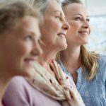 Phasen hormoneller Schwankungen sind im Leben einer Frau normal. Gerade dann sollte gut auf die Gesundheit der Schilddrüse geachtet werden. Foto: djd/www.forum-schilddruese.de/Getty