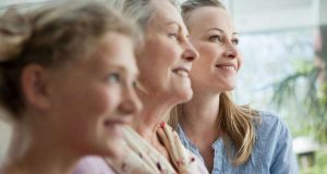 Phasen hormoneller Schwankungen sind im Leben einer Frau normal. Gerade dann sollte gut auf die Gesundheit der Schilddrüse geachtet werden. Foto: djd/www.forum-schilddruese.de/Getty