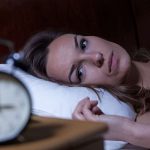 Besser einschlafen: Wenn Schäfchenzählen nicht weiterhilft, kann Melatonin das Einschlafen unterstützen. Foto: djd/Cefanight/Getty Images/iStockphoto/Katarzyna Bialasiewicz