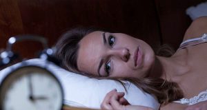 Besser einschlafen: Wenn Schäfchenzählen nicht weiterhilft, kann Melatonin das Einschlafen unterstützen. Foto: djd/Cefanight/Getty Images/iStockphoto/Katarzyna Bialasiewicz