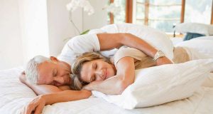 Schlaftyp: Entspannt einschlafen und umso erholter wieder aufwachen. Die Wahl eines hochwertigen Nackenstützkissens hat großen Anteil daran.