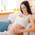 Pflegetipps für Schwangerschaft: Behutsam: Der wachsende Babybauch braucht besondere Pflege. Foto: djd/Jentschura International/iStockphoto/g-stockstudio