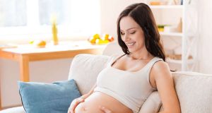 Pflegetipps für Schwangerschaft: Behutsam: Der wachsende Babybauch braucht besondere Pflege. Foto: djd/Jentschura International/iStockphoto/g-stockstudio