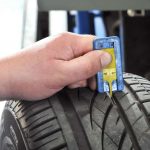 Reifenexperten raten, Sommerreifen nicht bis zum gesetzlich vorgeschriebenen Restprofil von 1,6 Millimeter abzufahren, sondern bereits unter drei Millimetern einen Reifentausch vorzunehmen.