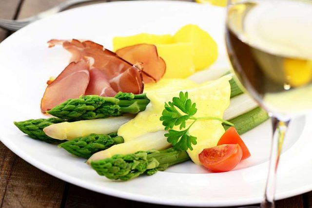 spargel Spargel liebt Silvaner: Der Spargel wird in Karlstadt und Umgebung wie hier im Bild ganz klassisch mit Schinken, Kartoffeln und Sauce Hollandaise serviert, aber auch mit Fisch. Dazu passt jeweils am besten ein fränkischer Silvaner. Foto: djd/Stadt Karlstadt/printemps/Fotolia
