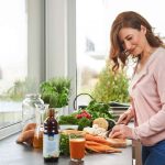 Menopause: Eine ausgewogene Ernährung mit viel Vollkorn, Obst und Gemüse ist die beste Basis für Gesundheit und Wohlbefinden. Foto: djd/LaVita/Thilo Brunner
