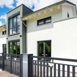 Zäune: Stilvoller Empfang: Ein hochwertiger Zaun unterstreicht die Architektur des Eigenheims.