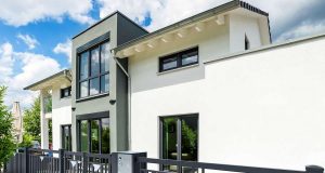 Zäune: Stilvoller Empfang: Ein hochwertiger Zaun unterstreicht die Architektur des Eigenheims.