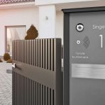 Zaun: Hochwertige Aluminiumzäune lassen sich individuell nach Bedarf planen - bis hin zur Briefkastensäule mit Klingel und Gegensprechanlage.