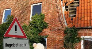 Wärmeschutz: Wenn es am Dach zu Hagelschäden kommt, kann die richtige Wärmedämmung darunter schlimmere Schäden verhindern. Foto: djd/puren/pusteflower9024 - stock.adobe.com
