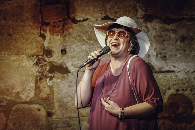 Hanuta Gonzales live