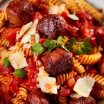 Fusilli in Tomatensoße mit Hackbällchen auf Erbsenbasis