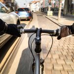 Abstand halten: Beim Überholen von Radfahrern sollte unbedingt ein Mindestabstand von 1,5 Metern eingehalten werden. Foto: djd/Deutscher Verkehrssicherheitsrat/David.Sch - stock.adobe.com