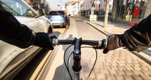 Abstand halten: Beim Überholen von Radfahrern sollte unbedingt ein Mindestabstand von 1,5 Metern eingehalten werden. Foto: djd/Deutscher Verkehrssicherheitsrat/David.Sch - stock.adobe.com