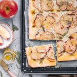 Apfelgenuss: Focaccia mit Äpfeln und Rosmarin ist ideal als schnelles Abendessen.