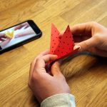 Origami: Das Basteln mit Faltpapier hat einen pädagogischen Wert: beispielsweise die Stärkung der Feinmotorik, der künstlerischen Kreativität und der Konzentrationsfähigkeit.