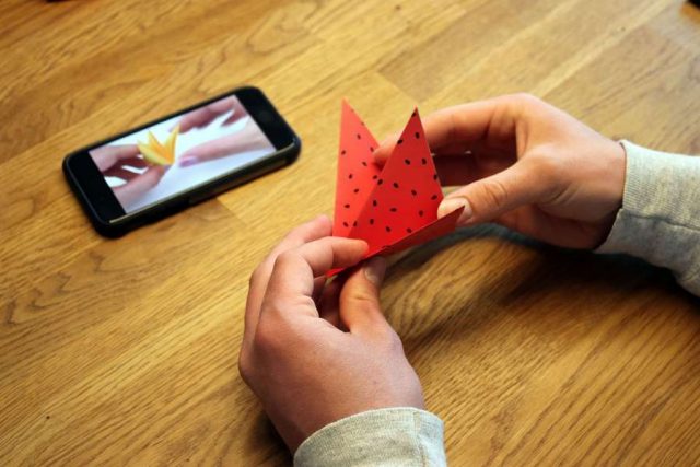 bateln Origami: Das Basteln mit Faltpapier hat einen pädagogischen Wert: beispielsweise die Stärkung der Feinmotorik, der künstlerischen Kreativität und der Konzentrationsfähigkeit.