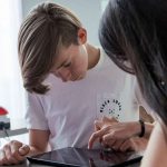 Erklärvideo: Beim Konzept des Flipped Classroom werden Lerninhalte mittels digitaler Medien zu Hause erarbeitet und in der Schule vertieft.