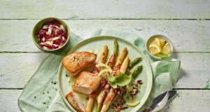 Geflügel und Spargel sind nicht nur lecker, sondern auch ein leichtes, fettarmes und zudem gut verträgliches kulinarisches Duo, wie hier bei dem Rezept "Putenfilet mit zweierlei Spargel im Speckmantel und Radicchio-Salat". Foto: djd/Deutsches-Geflügel.de