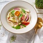 Kokos-Spargelsuppe mit Hähnchen - die moderne Version des köstlichen Klassikers für leichten, nährstoffreichen und ausgewogenen Genuss.