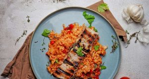 Griechenspieß: Besonders aromatisch und schön zart wird der Grillspieß mit einer Marinade aus griechischem Zaziki. Foto: djd/APOSTEL Griechische Spezialitäten