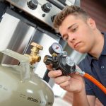 Grillsaison: Gasgriller sollten regelmäßig ihr Gerät und die sogenannte Peripherie überprüfen - also Druckregler, Schlauchleitung und Anschlüsse. Foto: djd/GOK Regler- und Armaturen-Gesellschaft mbH & Co. KG/Werbestudio S-G