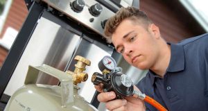 Grillsaison: Gasgriller sollten regelmäßig ihr Gerät und die sogenannte Peripherie überprüfen - also Druckregler, Schlauchleitung und Anschlüsse. Foto: djd/GOK Regler- und Armaturen-Gesellschaft mbH & Co. KG/Werbestudio S-G