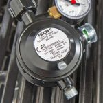 Grillsaison: Regelmäßig überprüft werden sollten sowohl Premiumgrills als auch günstigere Fabrikate, denn meist unterscheiden sie sich in puncto Flüssiggasarmaturen nicht wesentlich voneinander.