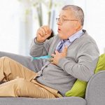 Husten: Eine Keuchhusteninfektion kann die Lebensqualität über Monate einschränken. Nur eine Impfung bietet wirksamen Schutz. Foto: djd/GlaxoSmithKline/Shutterstock/Ljupco Smokovski