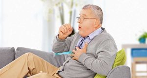 Husten: Eine Keuchhusteninfektion kann die Lebensqualität über Monate einschränken. Nur eine Impfung bietet wirksamen Schutz. Foto: djd/GlaxoSmithKline/Shutterstock/Ljupco Smokovski