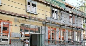 Dämmung: Steuern sparen mit dem Eigenheim. Wer selbst genutzten Wohnraum energetisch modernisiert, erhält 20 Prozent der Kosten über die Einkommensteuer zurück. Foto: djd/VDPM