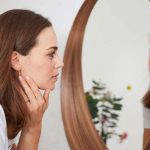 Immer mehr erwachsene Frauen leiden laut Studien unter Akne - eine Ursache für Pickel und Pusteln kann ein Zinkmangel sein.