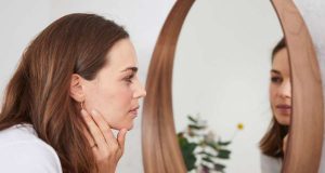 Immer mehr erwachsene Frauen leiden laut Studien unter Akne - eine Ursache für Pickel und Pusteln kann ein Zinkmangel sein.