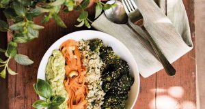 Quinoa-Bowl mit Avocadocreme