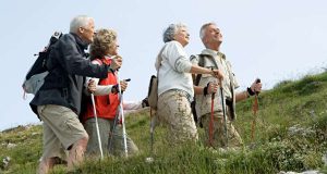 Wer rastet, der rostet: Wandern zählt zu den gelenkschonenden Sportarten, ebenso wie Schwimmen und Radfahren. Foto: djd/Hermes Arzneimittel/Imagesource