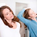 Einschlafen: Entspannung und Ausgeglichenheit erleichtern das Einschlafen. Beides kann man in einem Kurs erlernen.