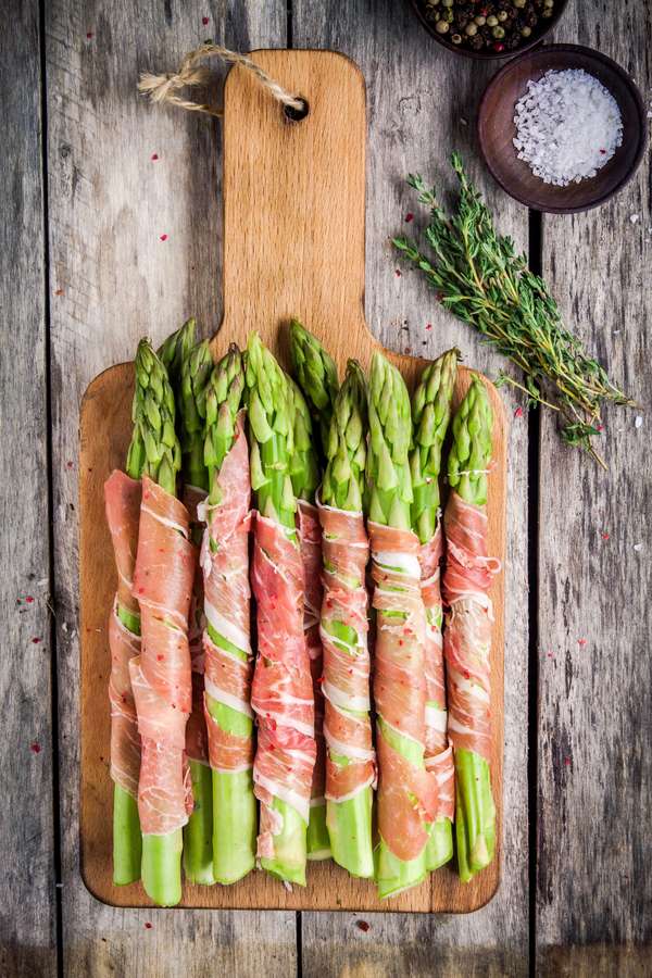 Spargel und Schinken: Diese Kombination mundet einfach immer - zum Beispiel mit grünem Spargel und spanischem Serrano-Schinken.