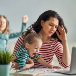 Dauernde Überforderung und Anspannung führen in die Stressspirale - auch weil die Bildung des Glückshormons Serotonin behindert wird.