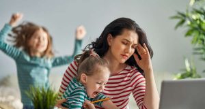 Dauernde Überforderung und Anspannung führen in die Stressspirale - auch weil die Bildung des Glückshormons Serotonin behindert wird.