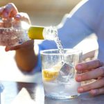 Sommerbeschwerden: Eine reichliche Flüssigkeitszufuhr ist bei hohen Temperaturen wichtig. Eisgekühlte Getränke sind hierfür jedoch ungünstig. Foto: djd/Padma Deutschland GmbH/Lifestock