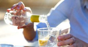 Sommerbeschwerden: Eine reichliche Flüssigkeitszufuhr ist bei hohen Temperaturen wichtig. Eisgekühlte Getränke sind hierfür jedoch ungünstig. Foto: djd/Padma Deutschland GmbH/Lifestock