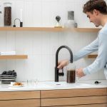 Kochendwasserhähne: Ein Wasserhahn für alles: Er spendet kochendes Wasser auf Knopfdruck ebenso wie kühles und gefiltertes Trinkwasser - ganz nach Wunsch still oder mit Kohlensäure. Foto: djd/Quooker
