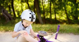 Kinderwunden: Knie aufgeschlagen? Oberflächliche Wunden bei Kindern können meist problemlos behandelt werden.