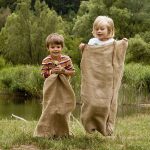 Kinderwunden: Toben, spielen, rangeln: Kinder sind immerzu in Action. Dabei kann es leicht zu kleineren Verletzungen kommen.