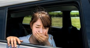 Brechreiz Probleme: Vielen Kindern und Jugendlichen wird es beim Auto-, Bus- oder Bahnfahren schlecht. Foto: djd/Hermes Arzneimittel/Shutterstock/metamorworks